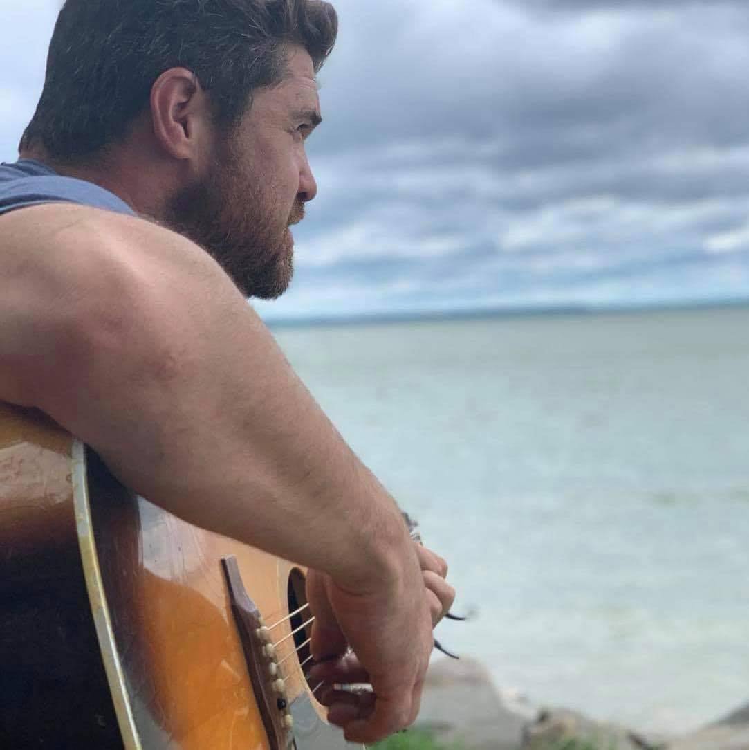 Nick Cloutier jouant de la guitare